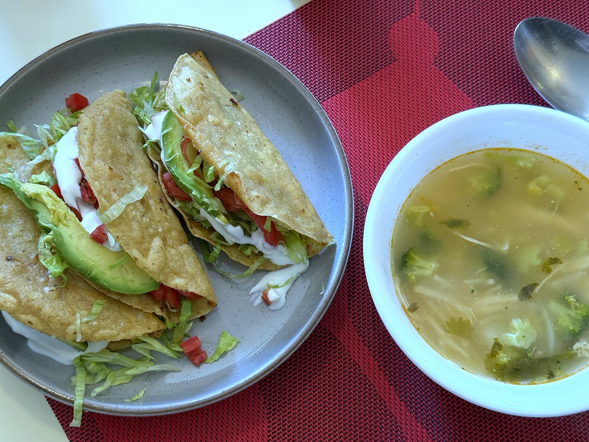 Tacos dorados acompañados de sopa de pollo con verduras
