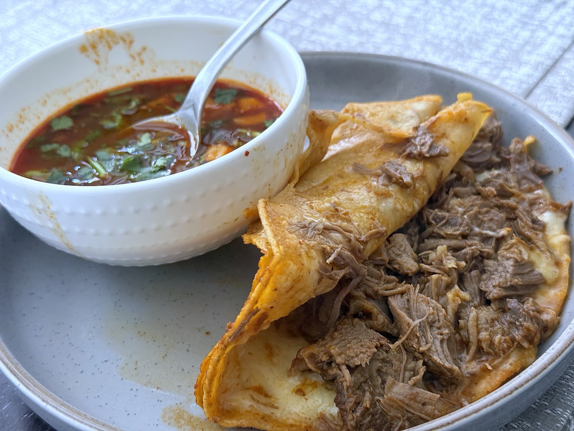 Birria de res deshebrada con consomé