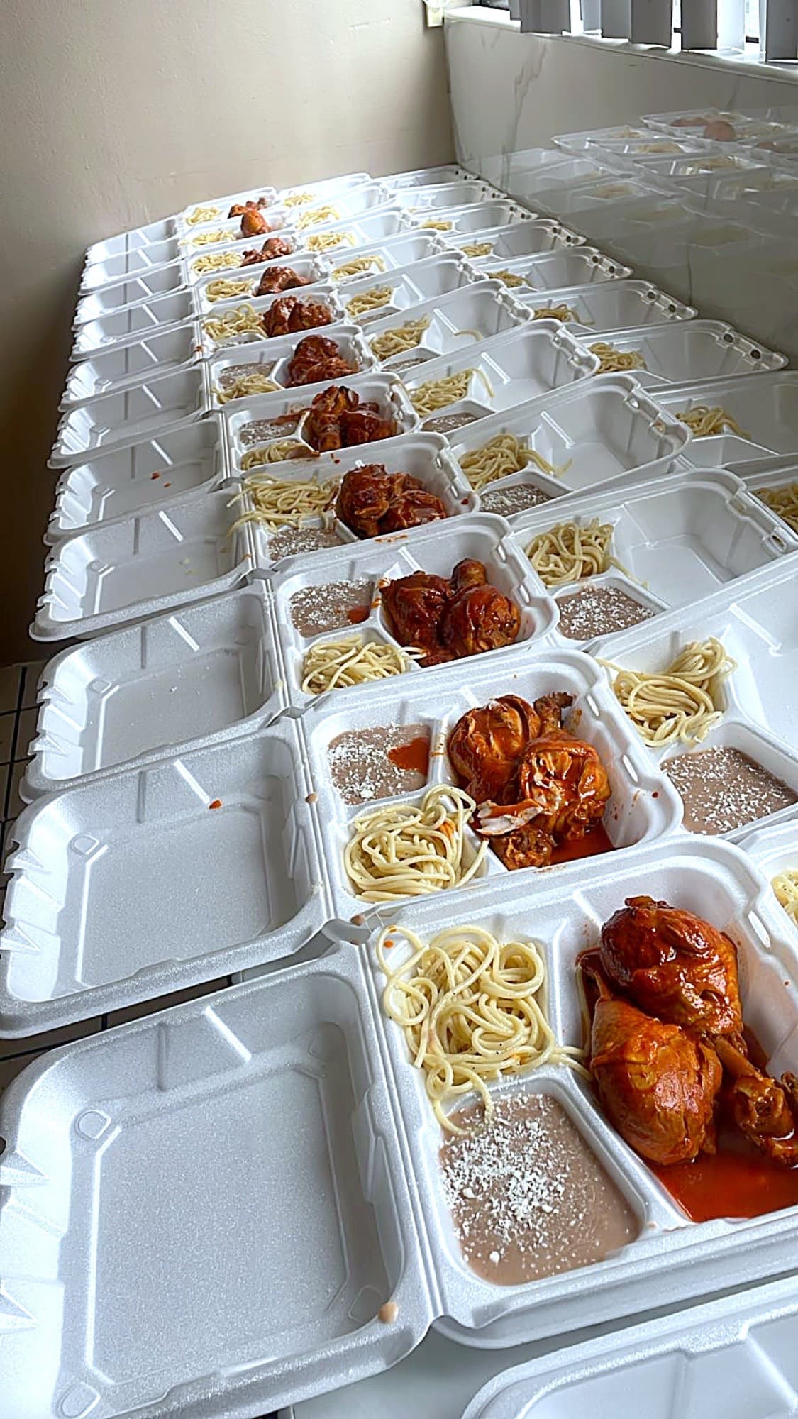 Fila de charolas montadas en línea en la cocina