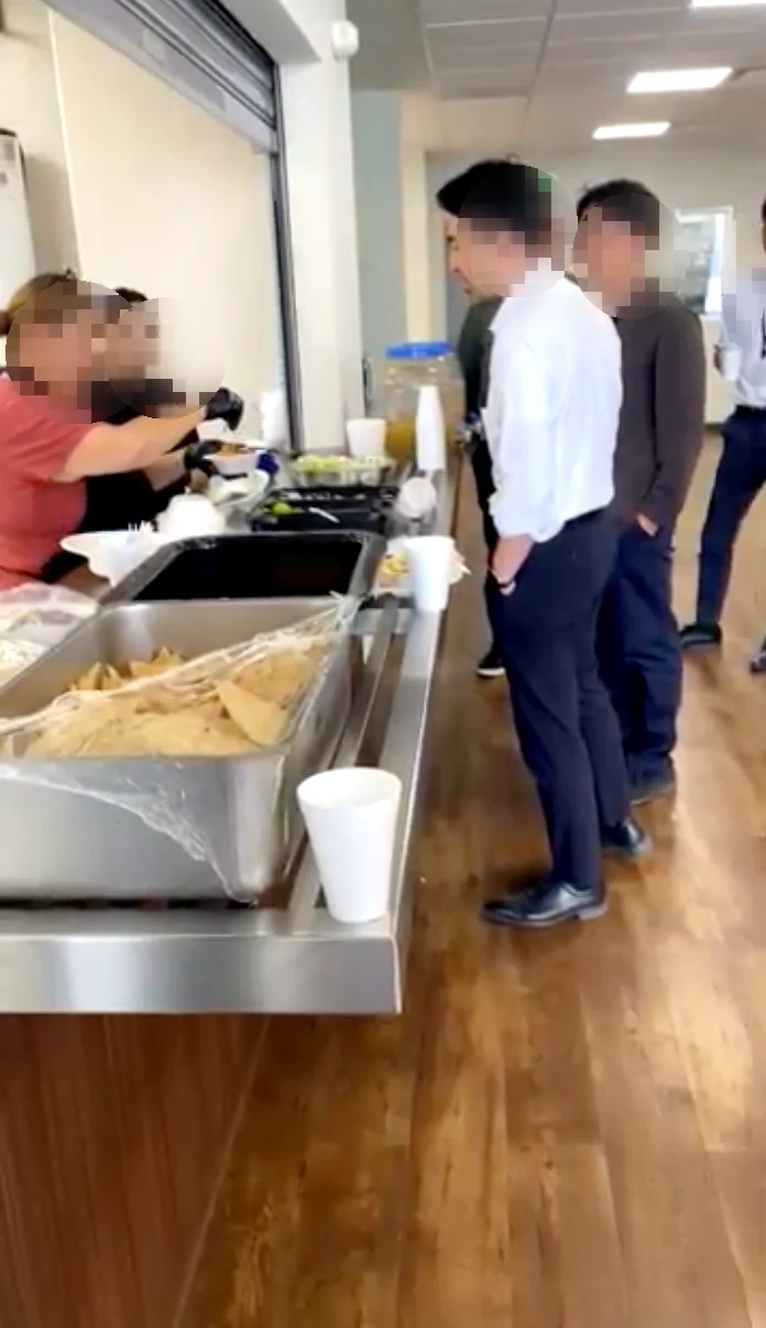 Servicio de comedor de la red para el equipo de HANWA en Tijuana (rostros difuminados por privacidad)
