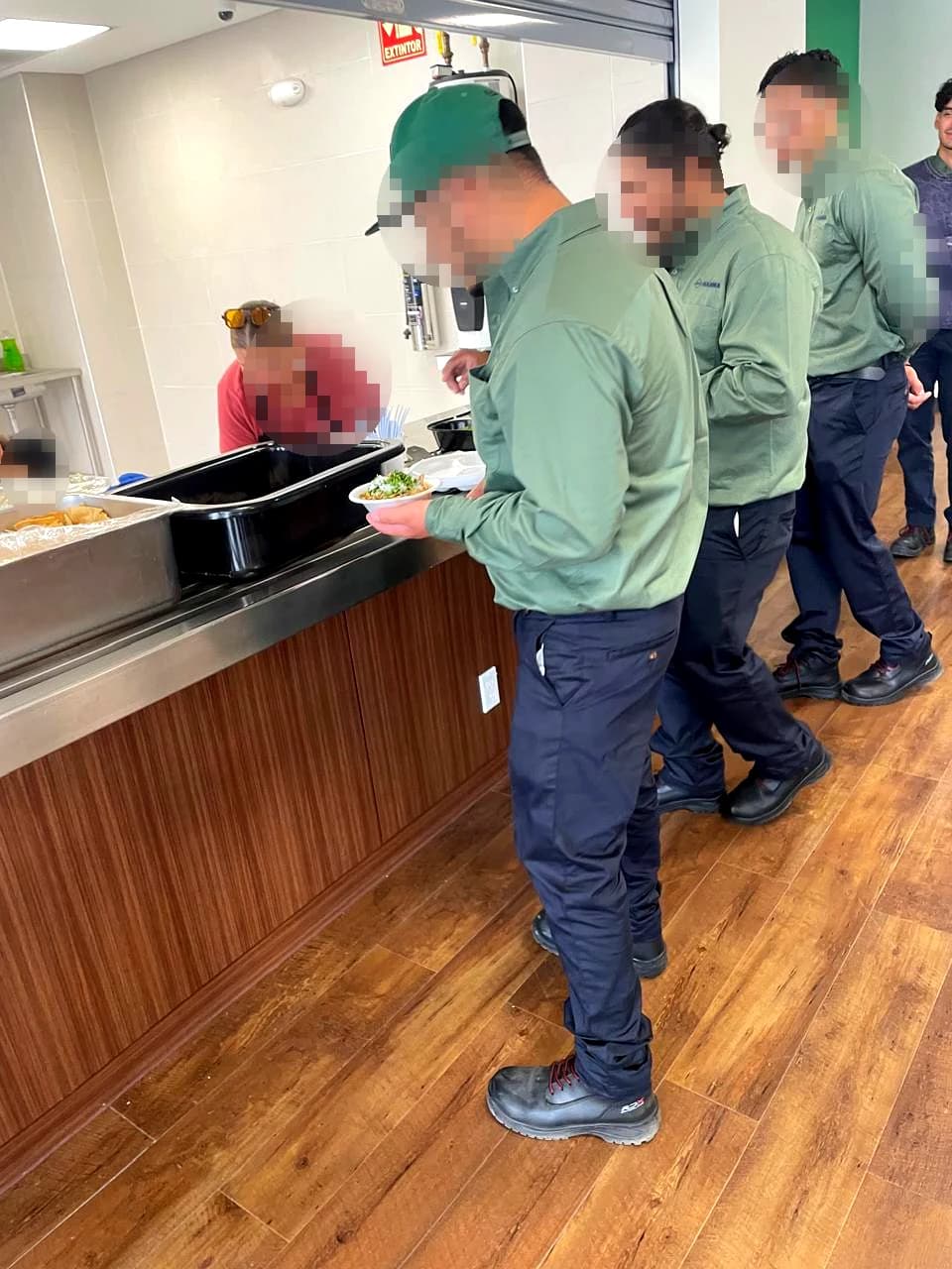 Personal de HANWA tomando su platillo en su comedor en Tijuana (rostros difuminados por privacidad)